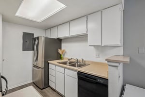 E Colorado Dr 204-S1108-008.jpg
