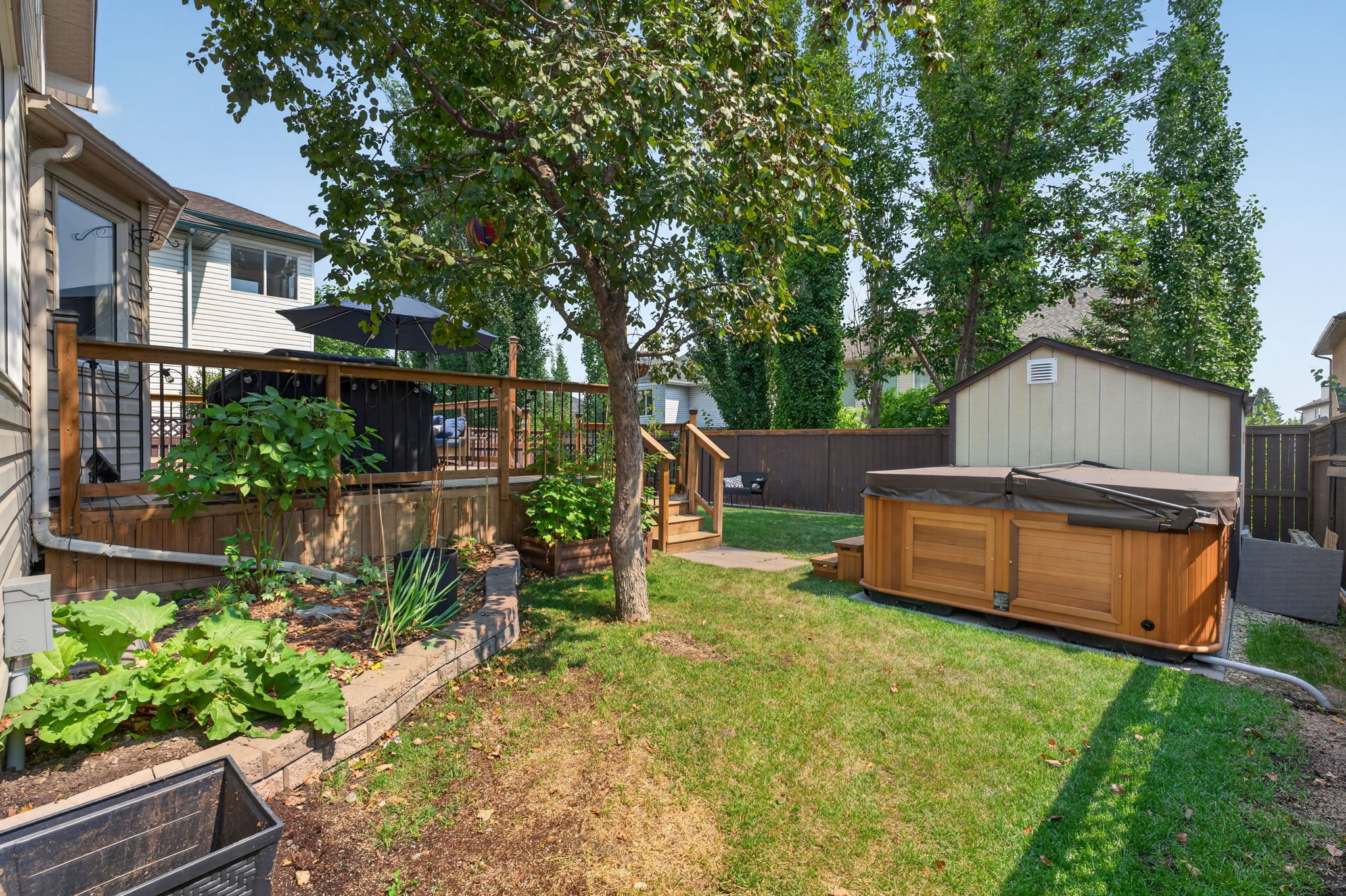 Hot tub, raised garden beds & room to play
