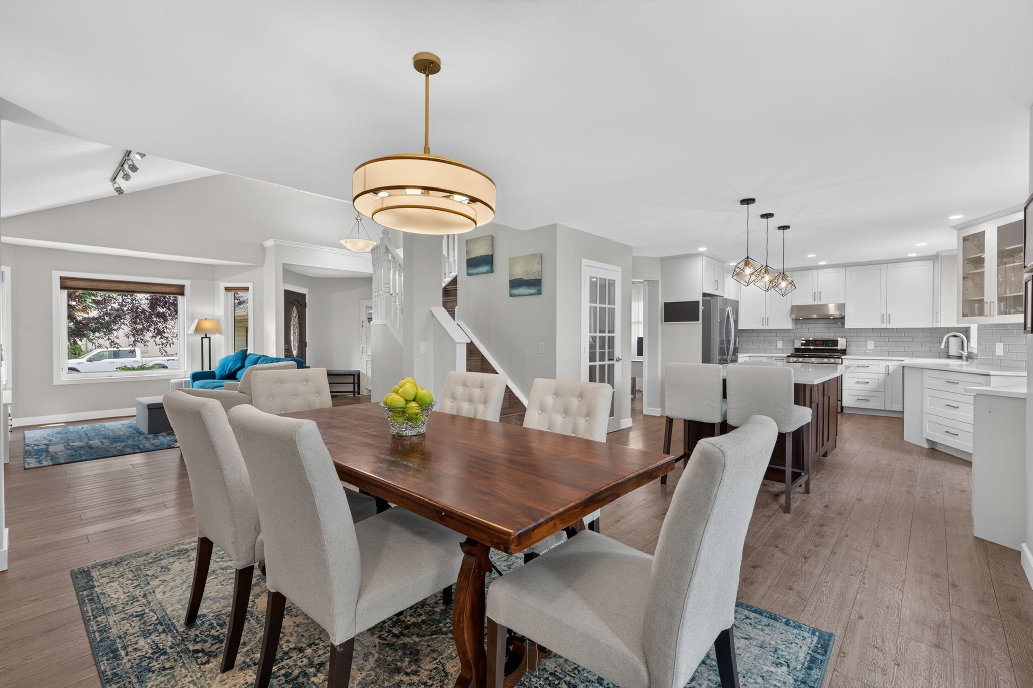 145 Lakeview Shores — open-concept kitchen and dining