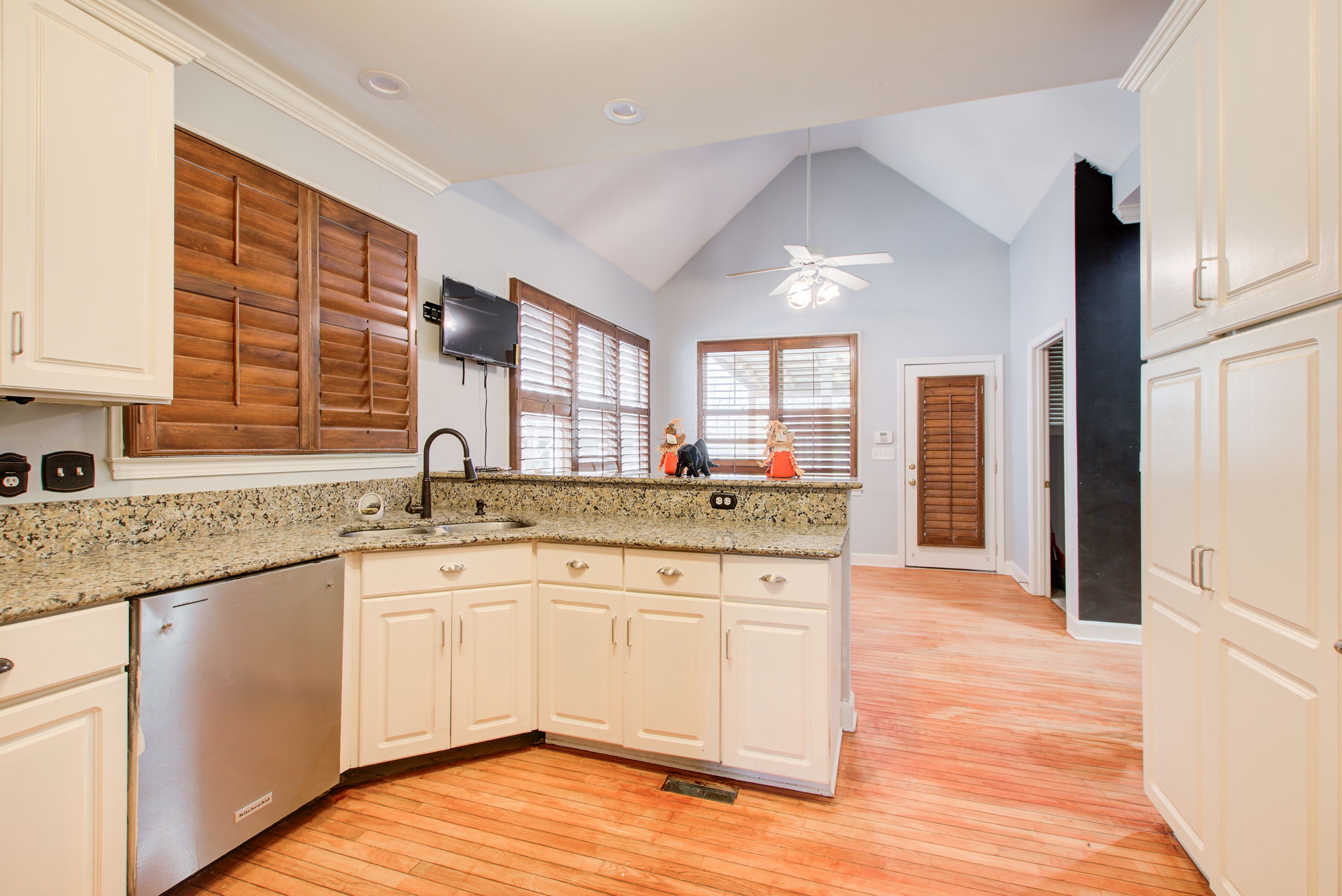5 Kitchen B w Breakfast Area