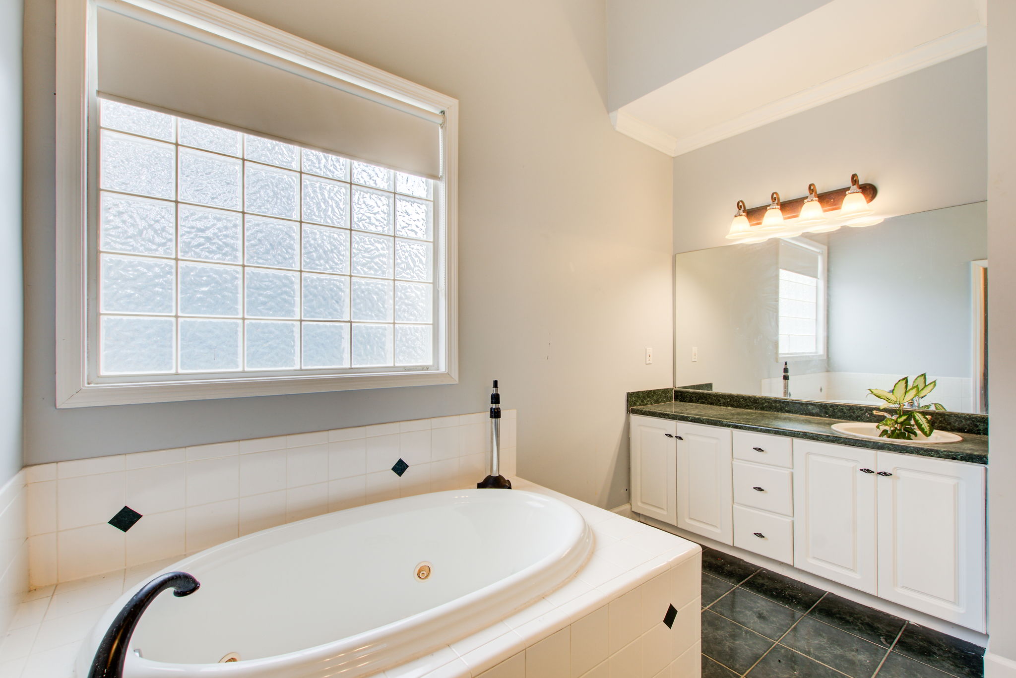 14 Main BR En Suite B