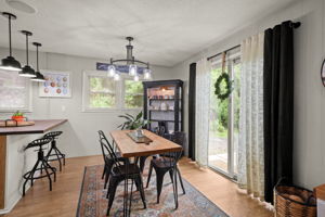 Dining area - access to the deck!