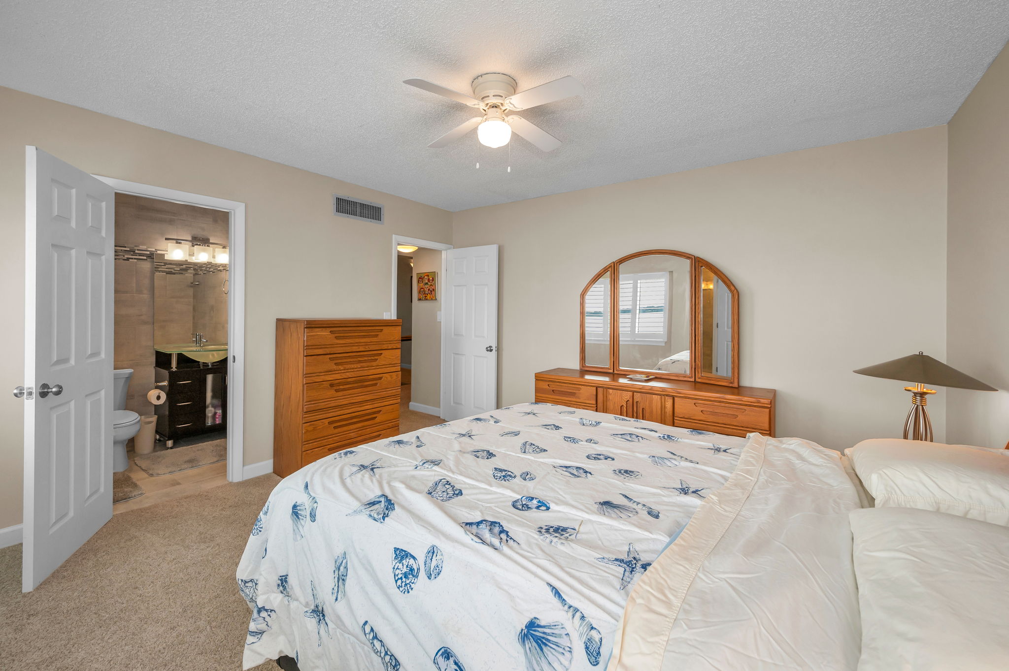 Upper Level Primary Bedroom15