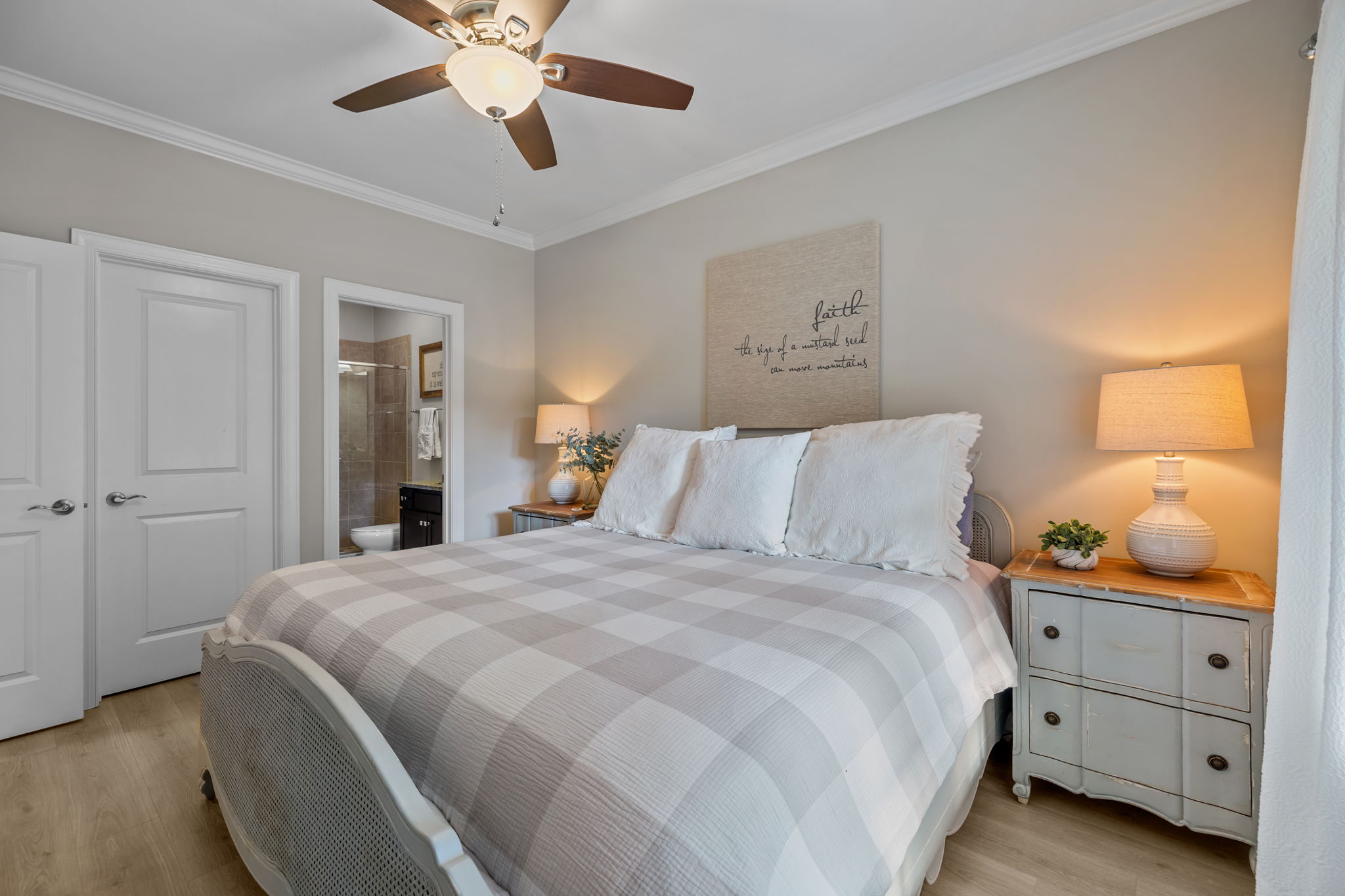 Guest suite with private bath and walk in closet