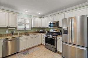 UPGRADED STAINLESS STEEL APPLIANCES