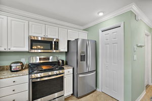 GAS RANGE | PANTRY