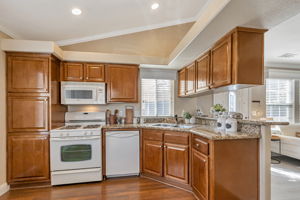 013_ 14685 Oka Rd 11  Los