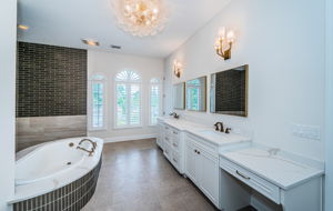 Upper Level Primary Bathroom1a-2