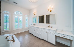 Upper Level Primary Bathroom1i