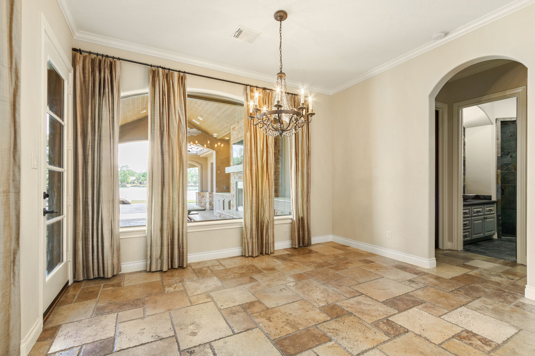  Photo 32