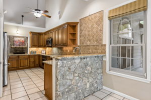 Rock accents in breakfast area
