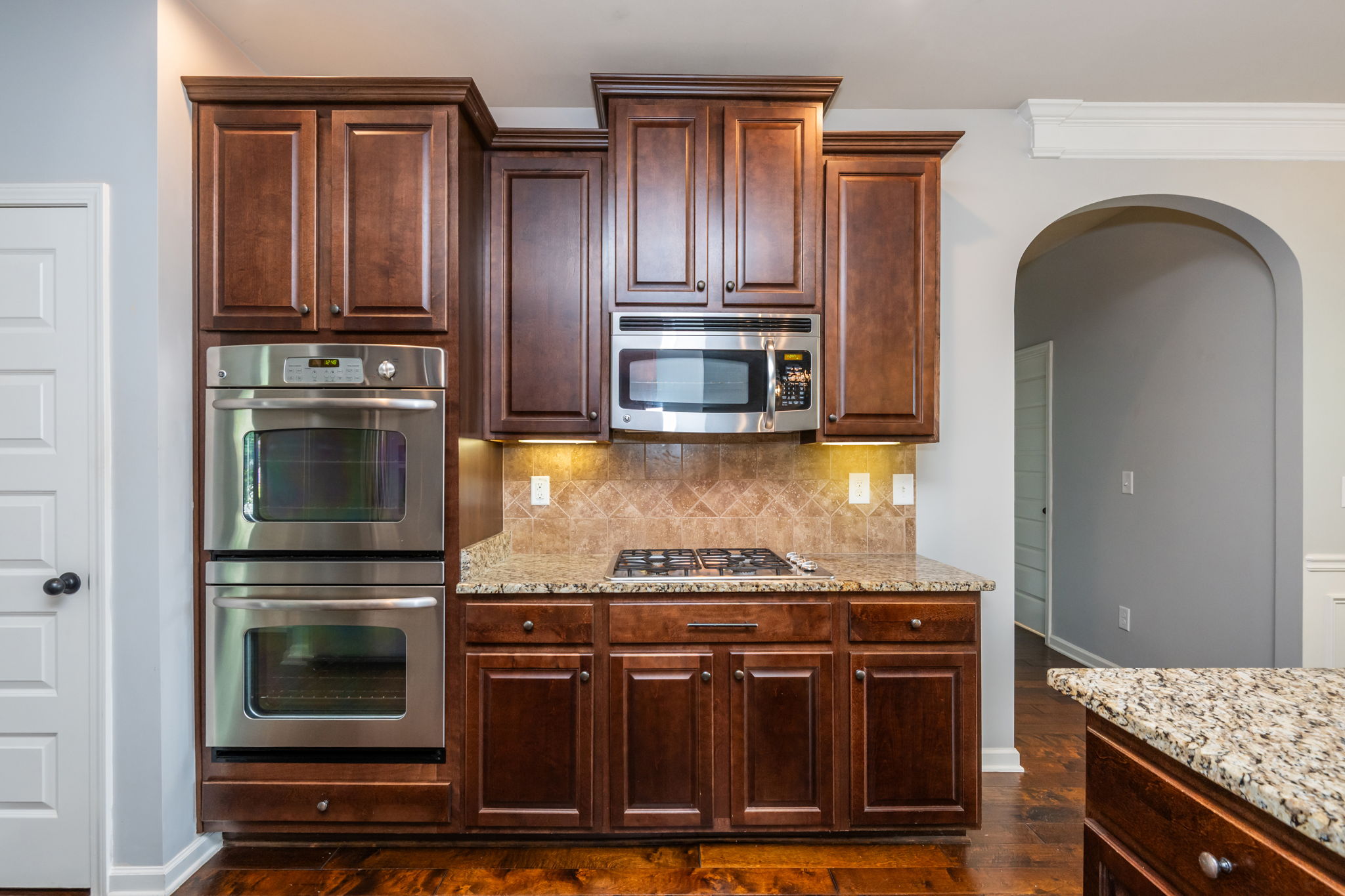 Double Oven & Gas Cooktop.