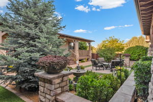 Front Entry Courtyard (2)