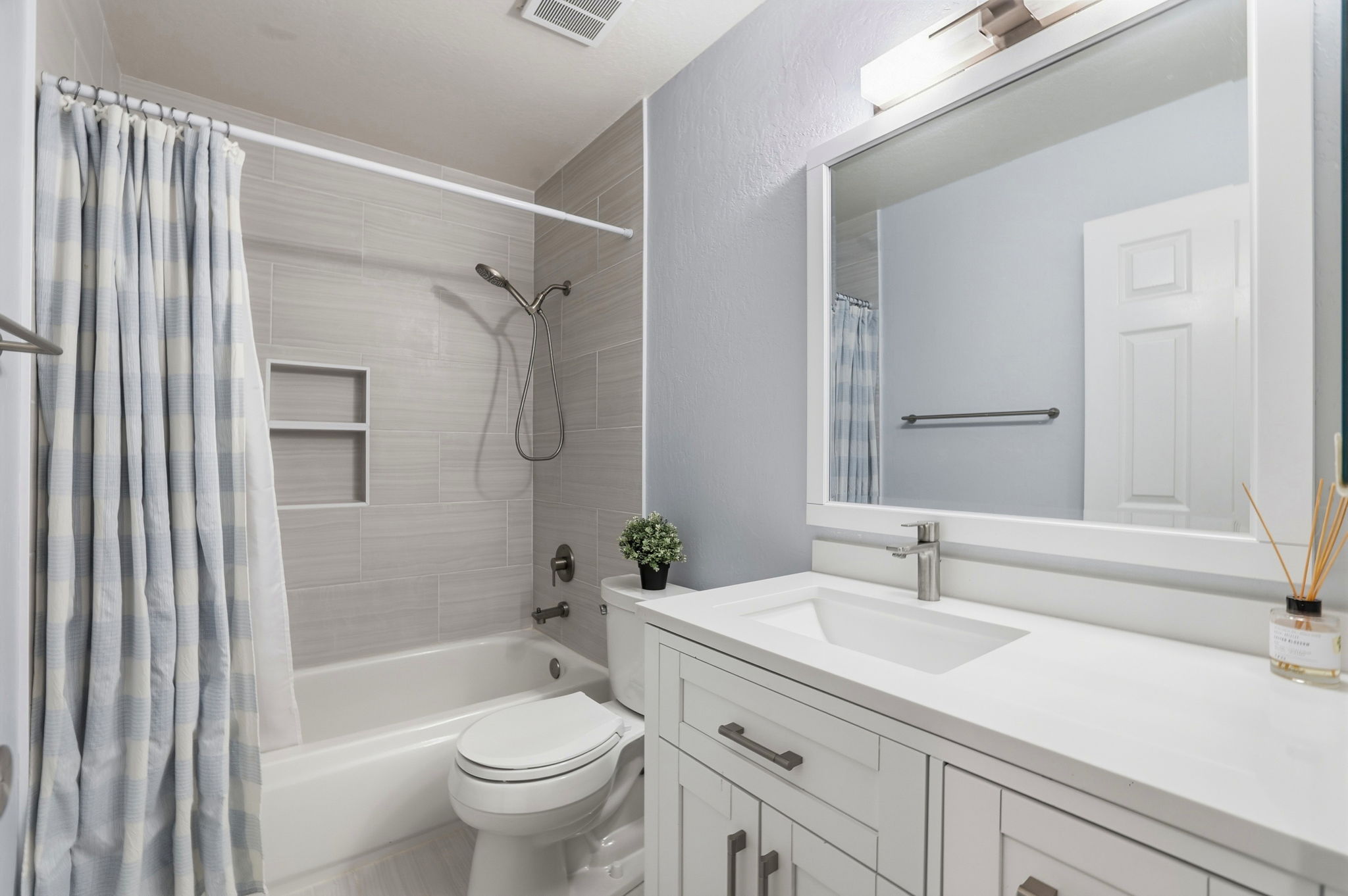 032_F8_148 Red River Way