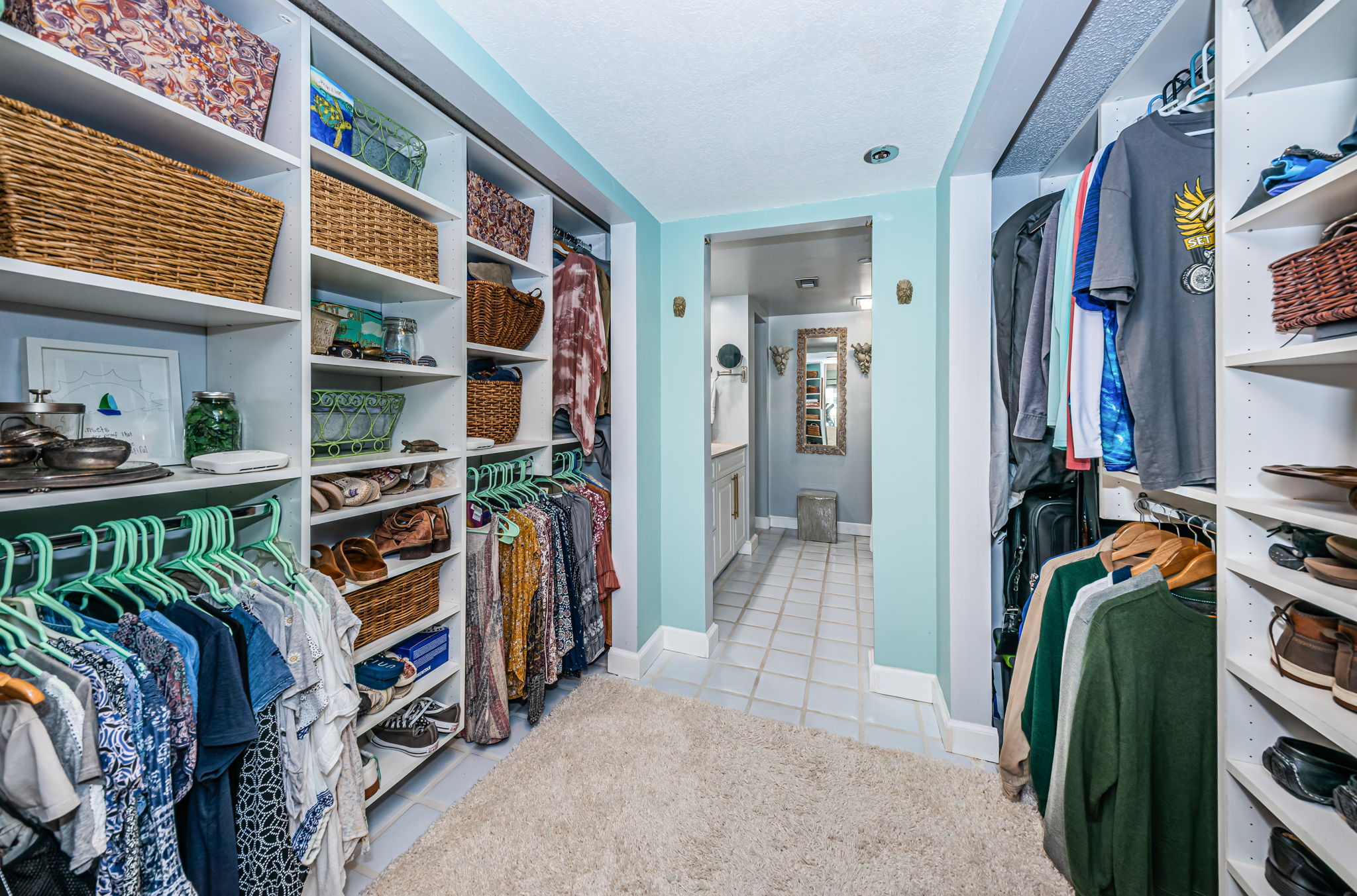 Master Bedroom Walk-in Closet1b