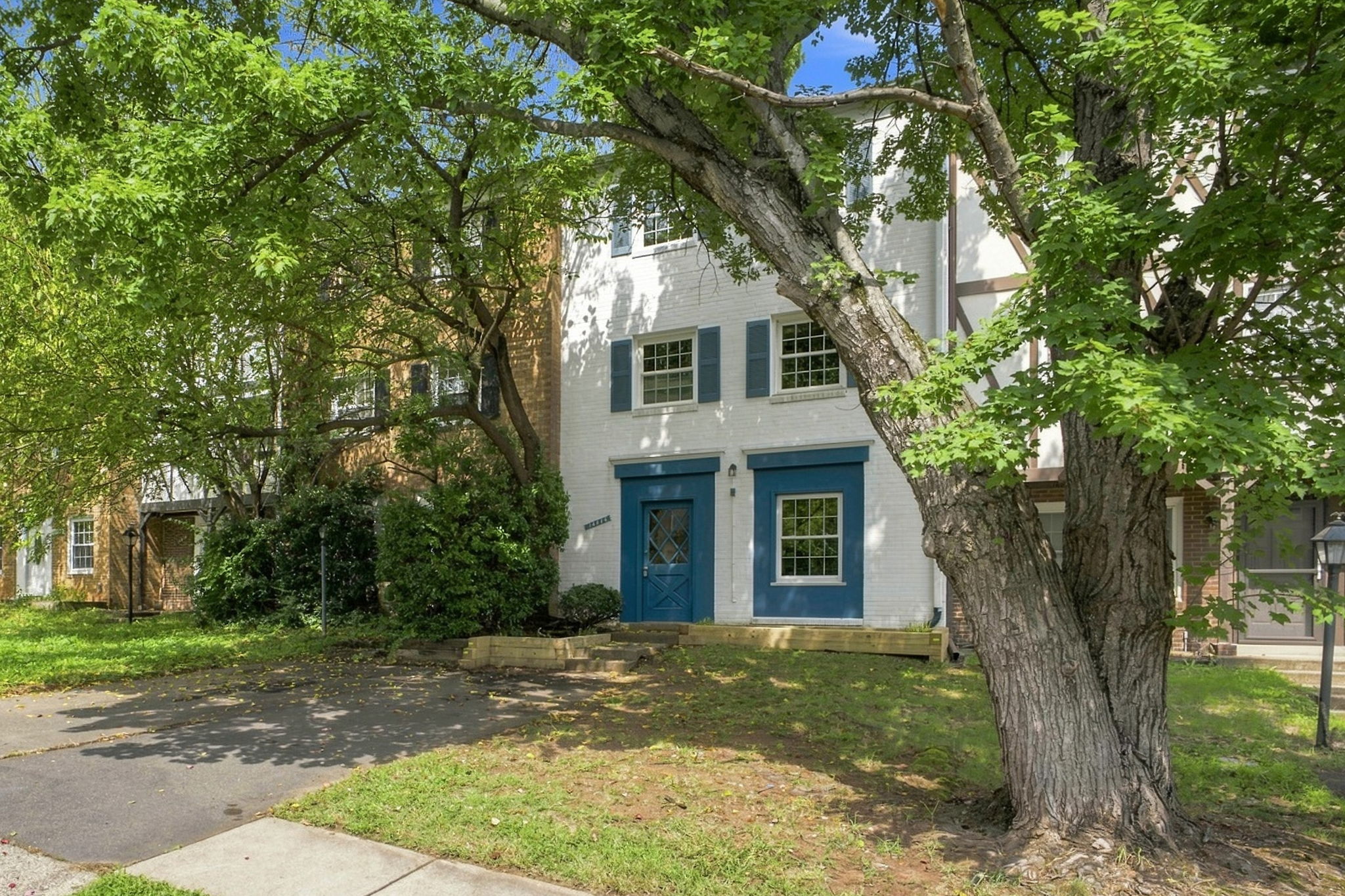 CENTREVILLE - 3-BR, 2FB, 2HB brick townhome