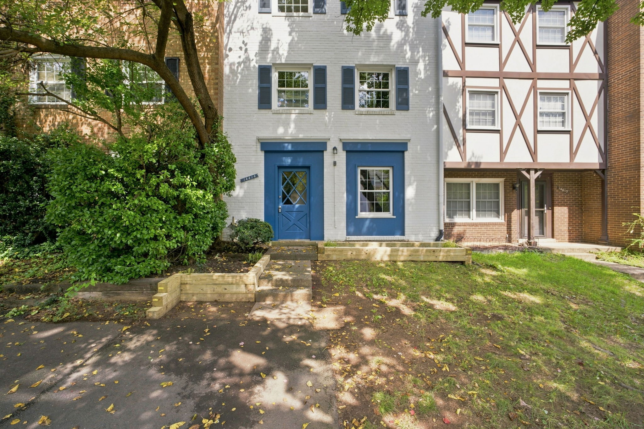 CENTREVILLE - 3-BR, 2FB, 2HB brick townhome