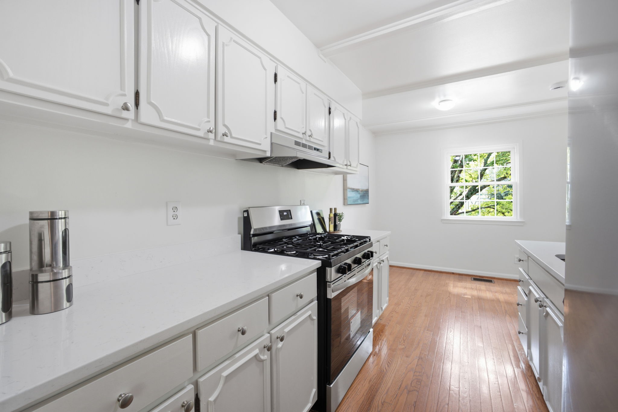 Reno'd kitchen w quartz countertops & brkfst nook