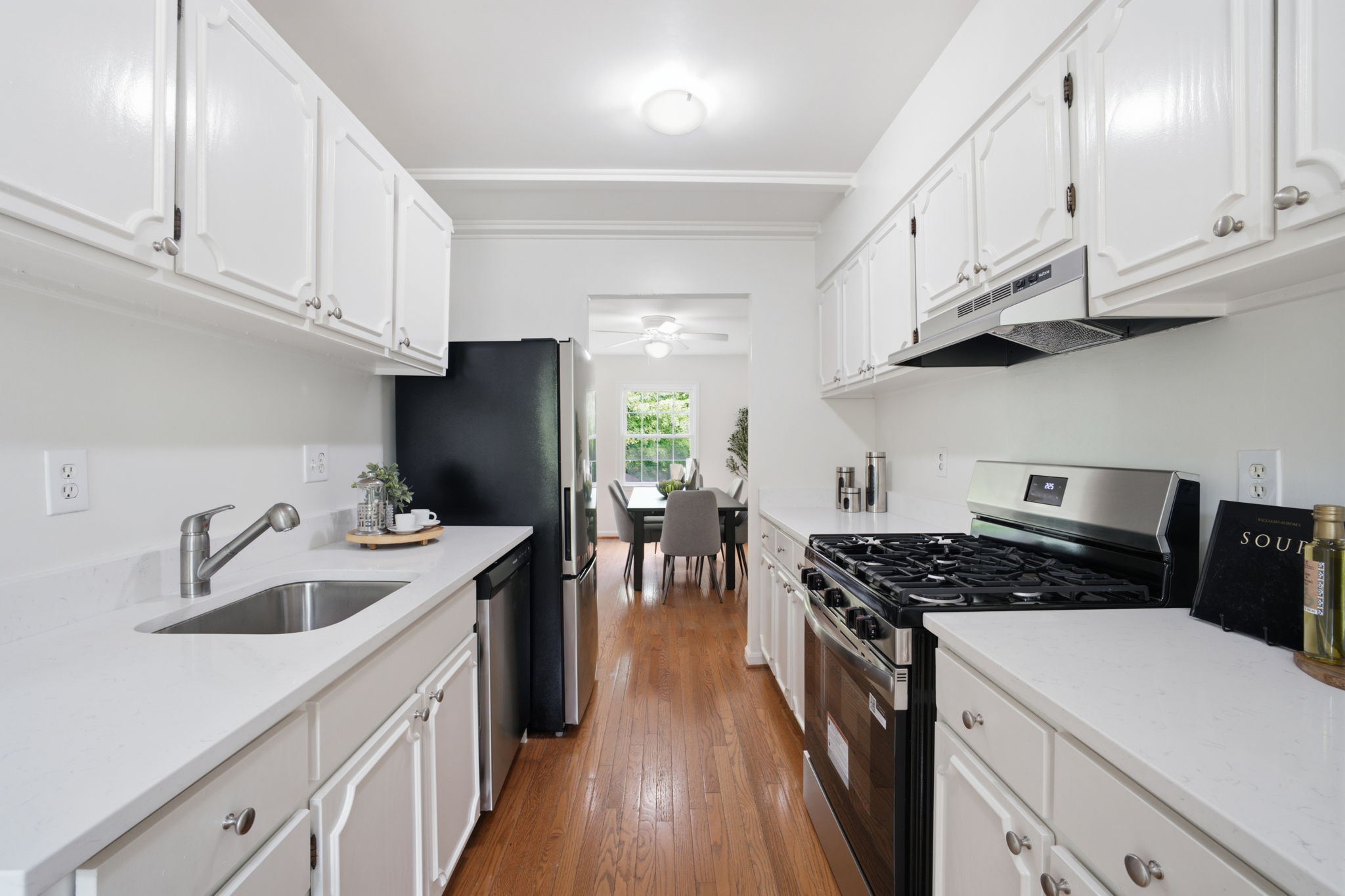 Reno'd kitchen w quartz countertops & brkfst nook