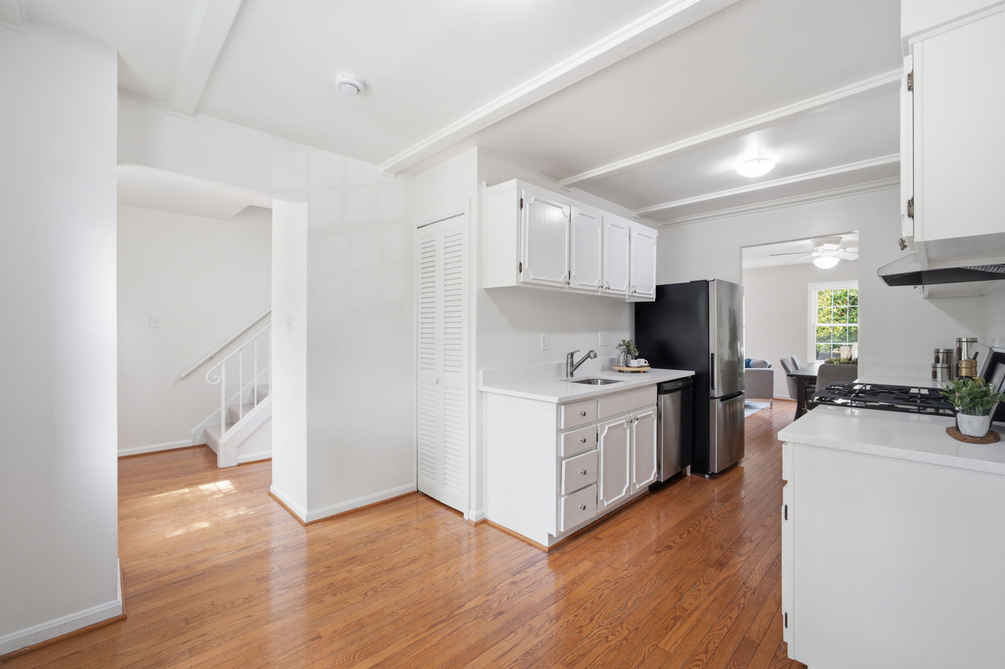 Reno'd kitchen w quartz countertops & brkfst nook