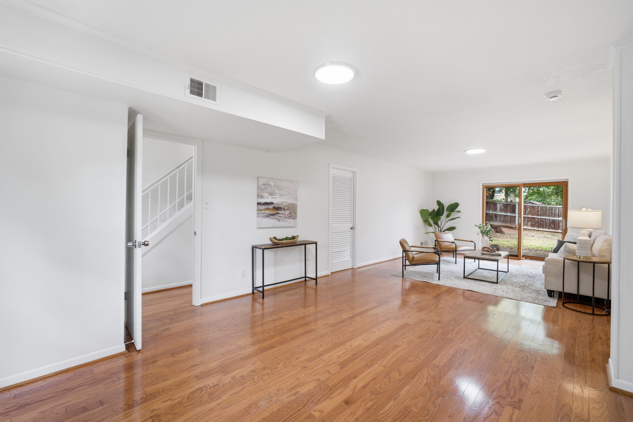 Entry/lwr level family room opens to fenced bckyrd