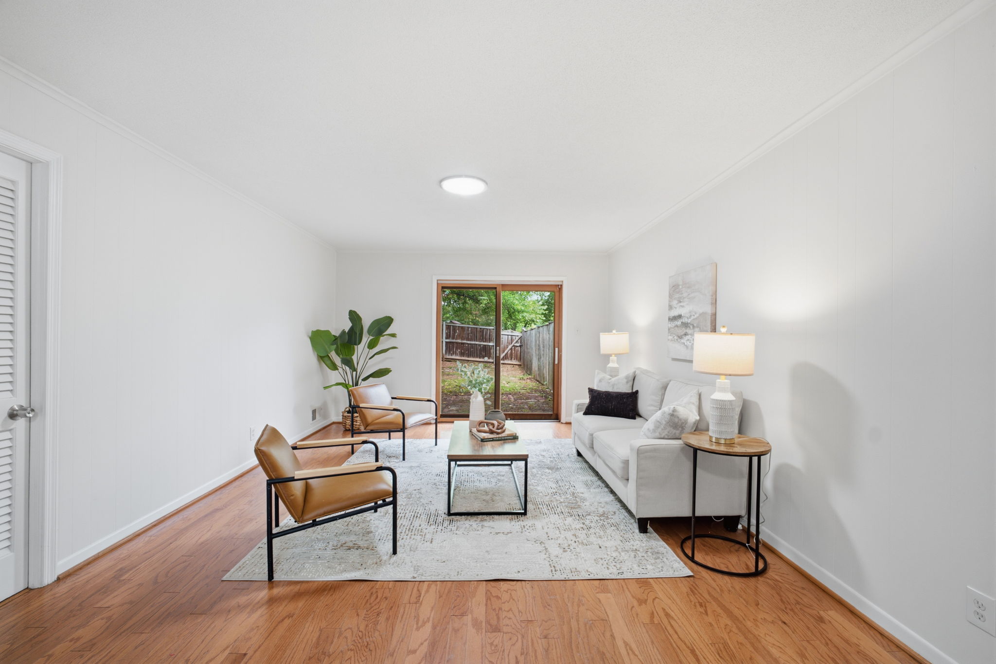 Entry/lwr level family room opens to fenced bckyrd