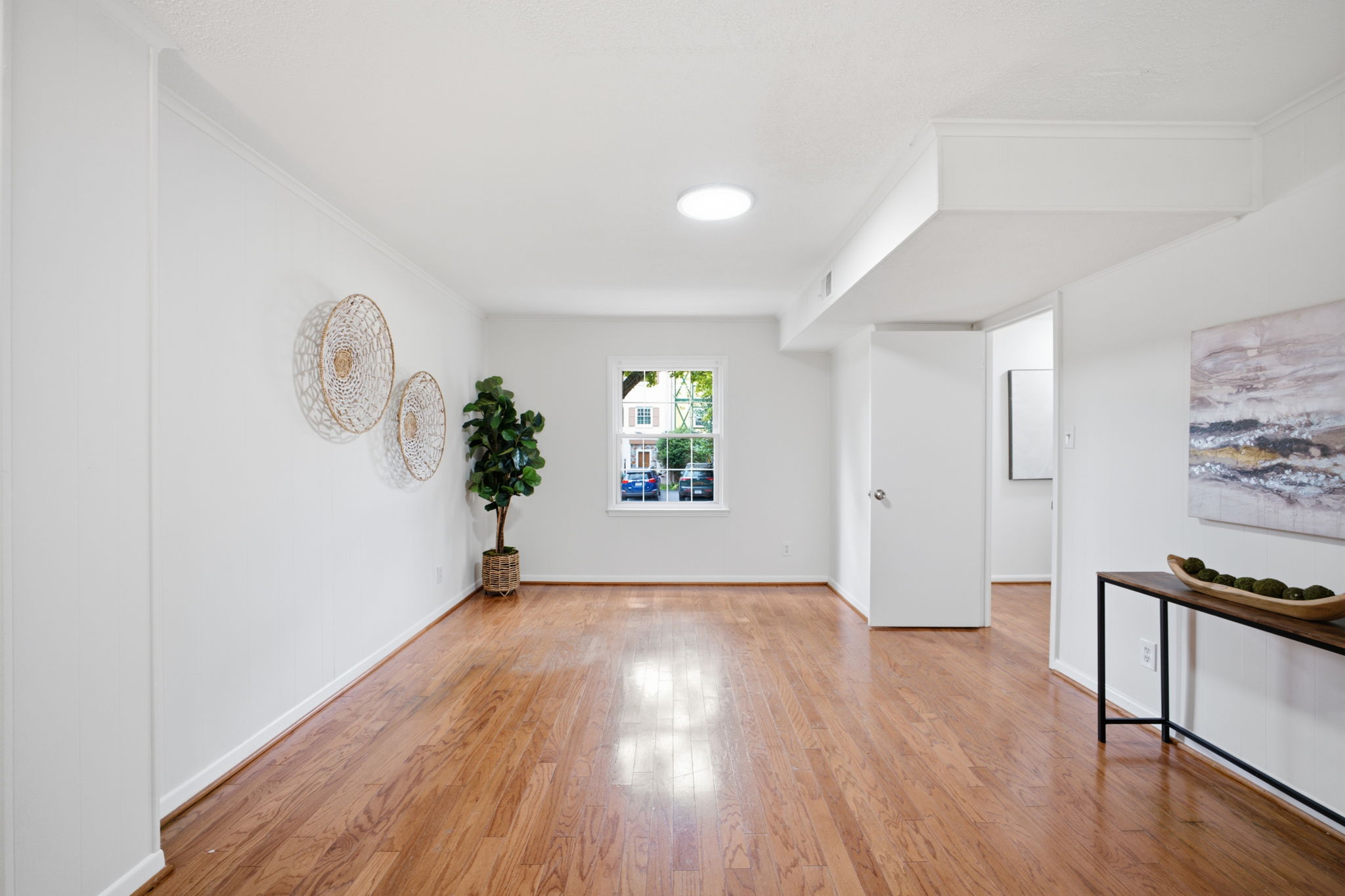 Entry/lwr level family room opens to fenced bckyrd