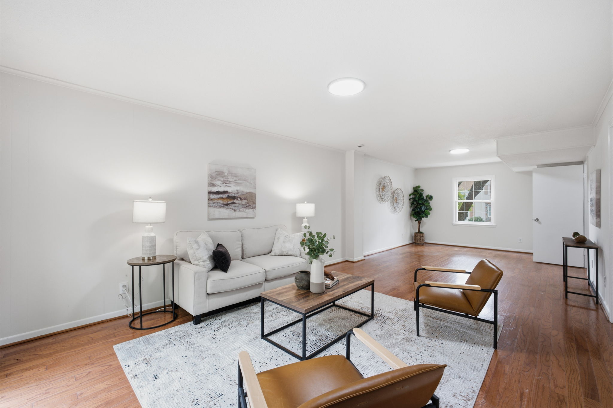 Entry/lwr level family room opens to fenced bckyrd