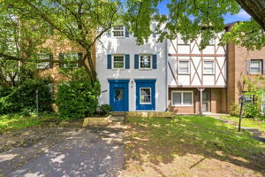CENTREVILLE - 3-BR, 2FB, 2HB brick townhome