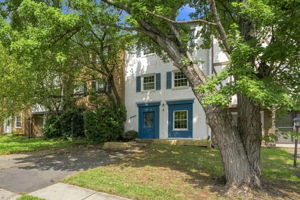 CENTREVILLE - 3-BR, 2FB, 2HB brick townhome