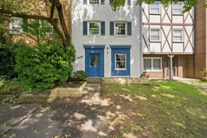 CENTREVILLE - 3-BR, 2FB, 2HB brick townhome