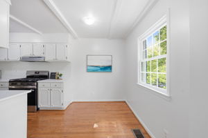 Reno'd kitchen w quartz countertops & brkfst nook