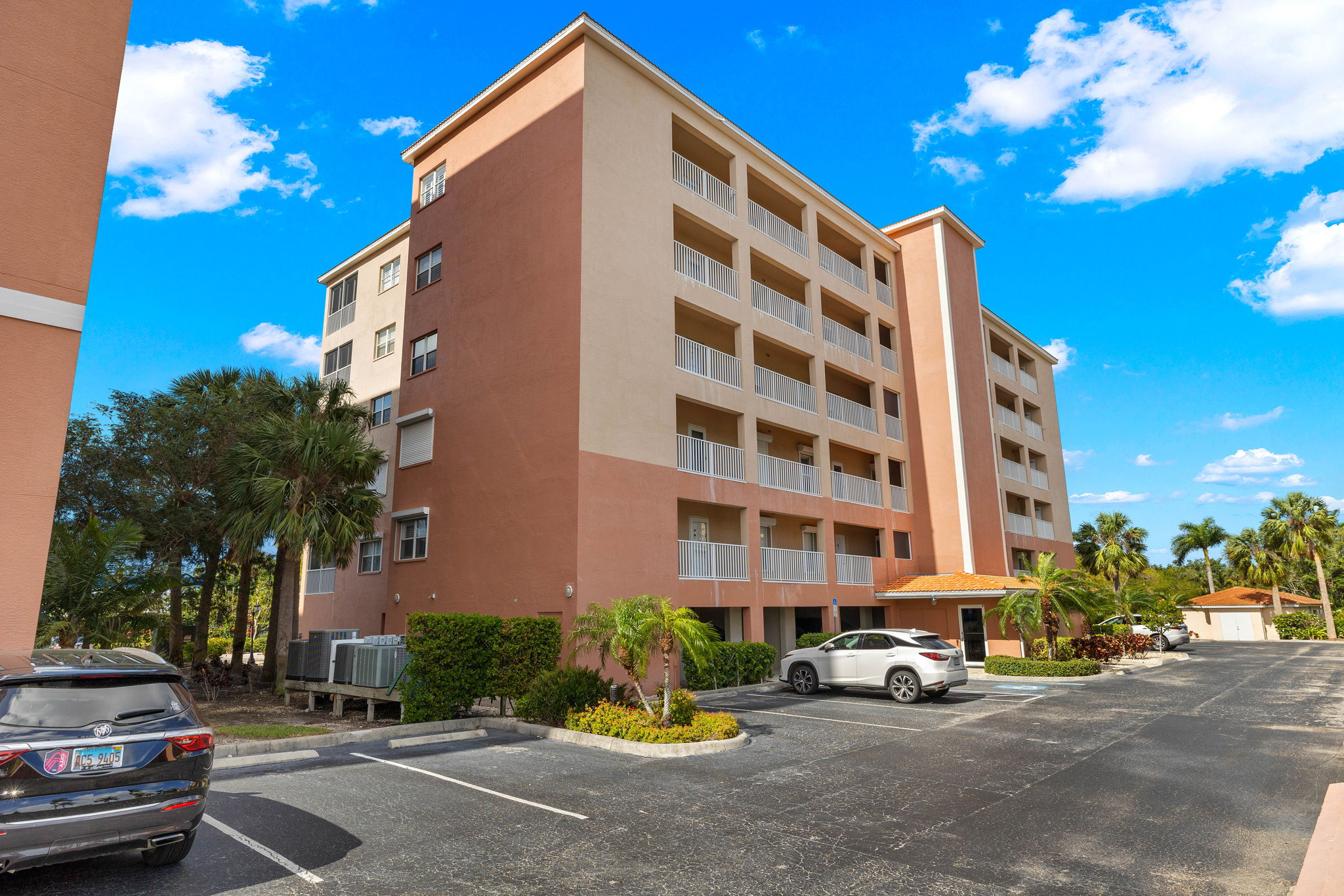 14817 Laguna Dr 203, Fort Myers, FL 33908 Real Tours