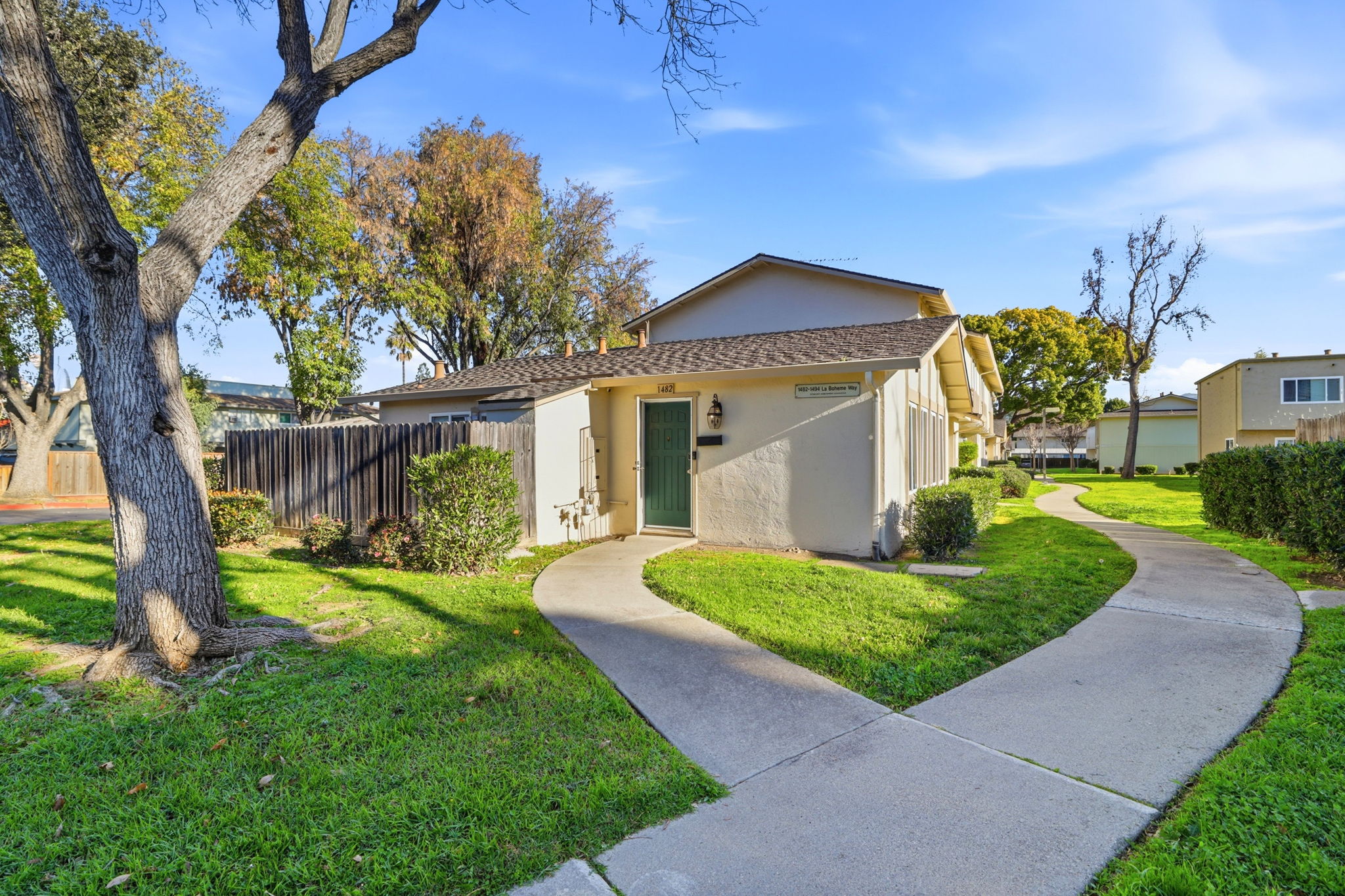 003_f8_1482 La Boheme Way