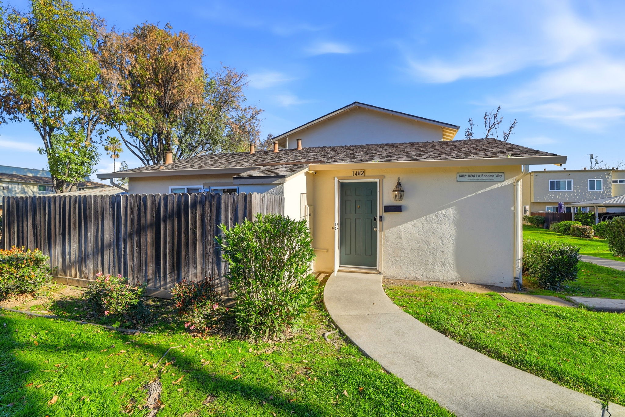 004_f8_1482 La Boheme Way