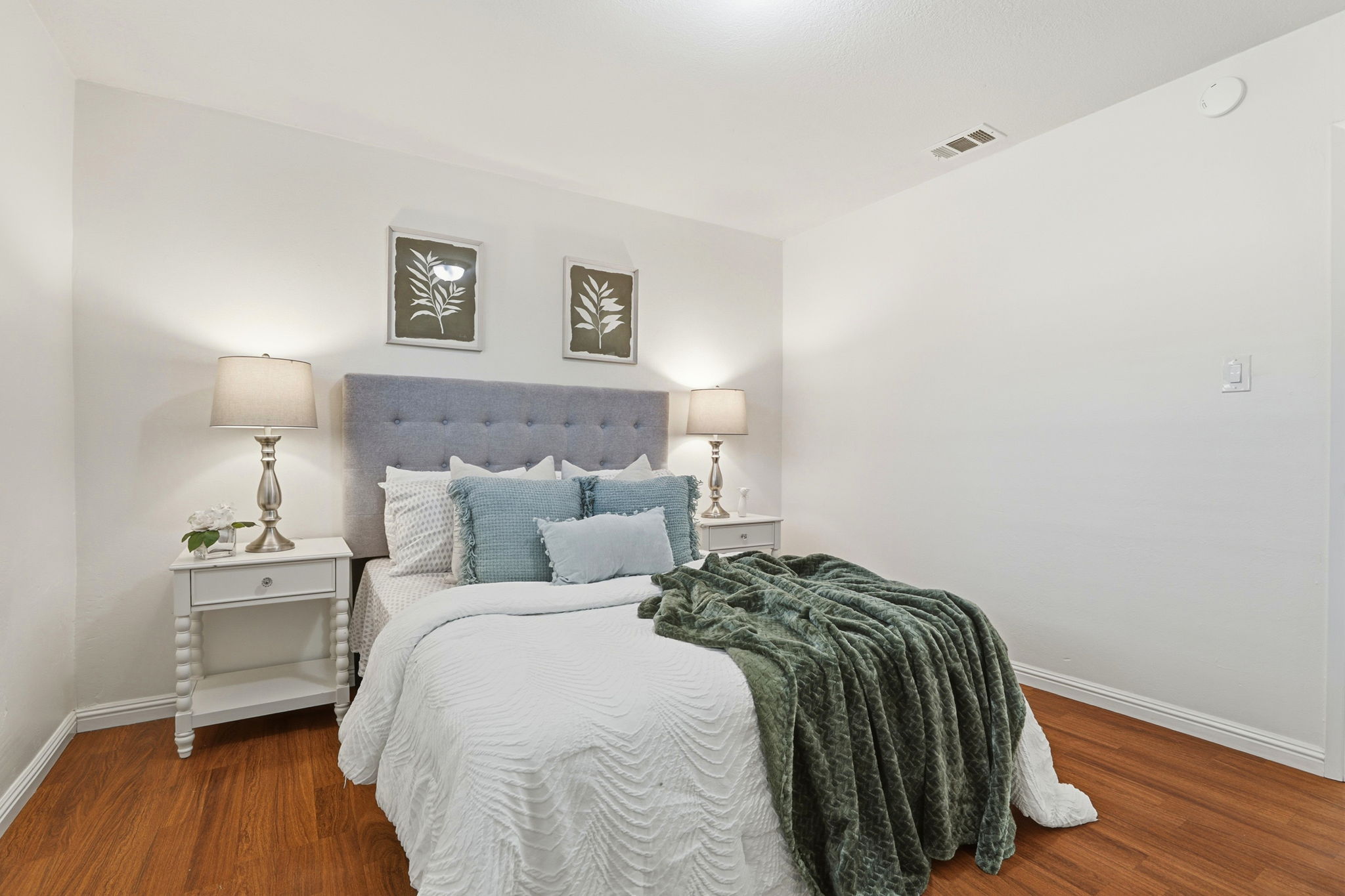 019_f8_1482 La Boheme Way