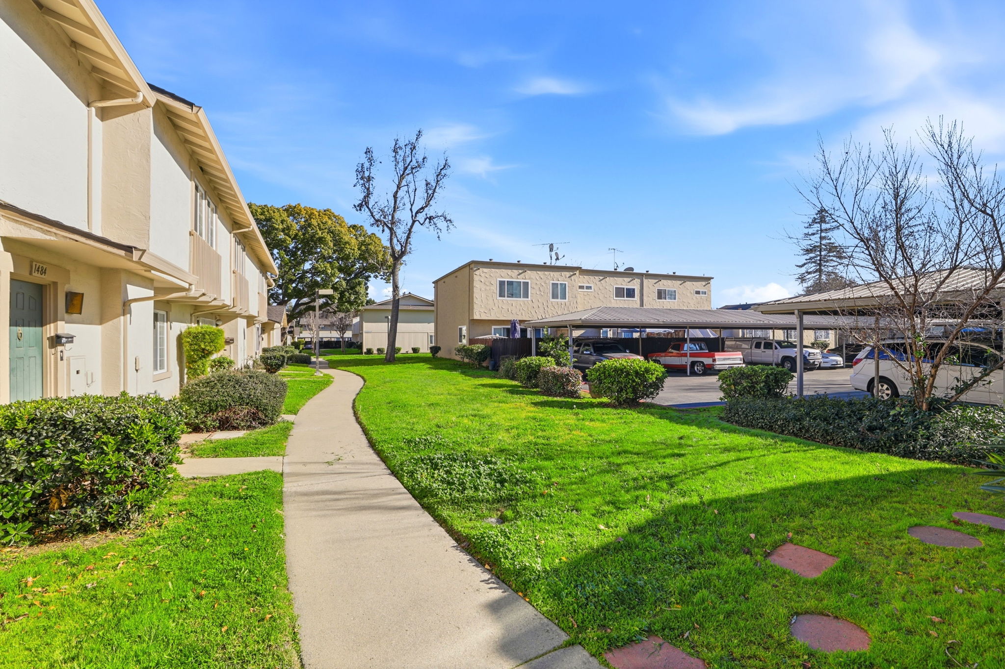 029_f8_1482 La Boheme Way