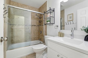 020_f8_1482 La Boheme Way