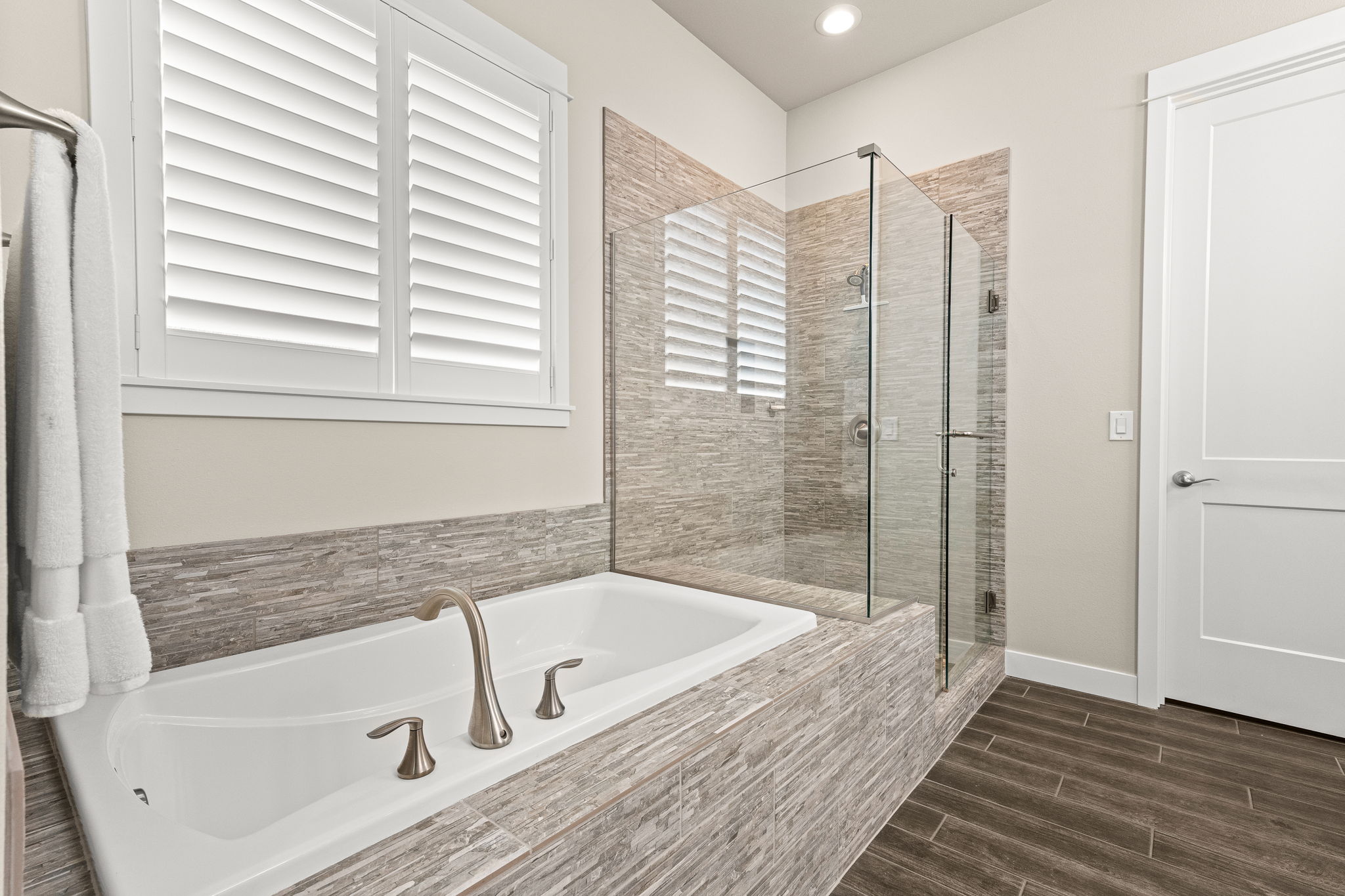 Relaxing tub with natural light