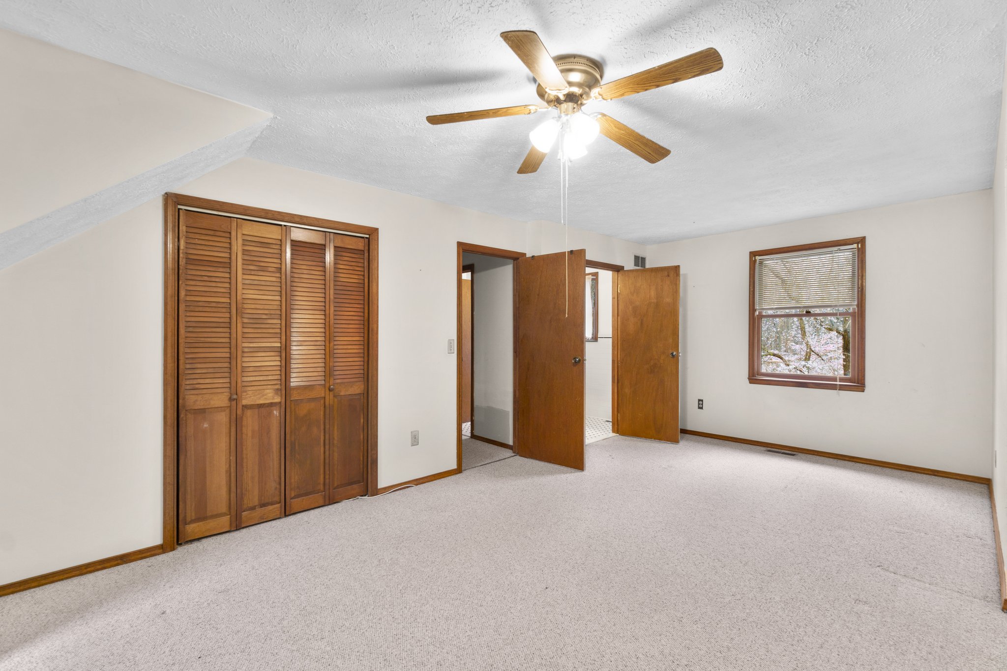 29. Upper bedroom.jpg