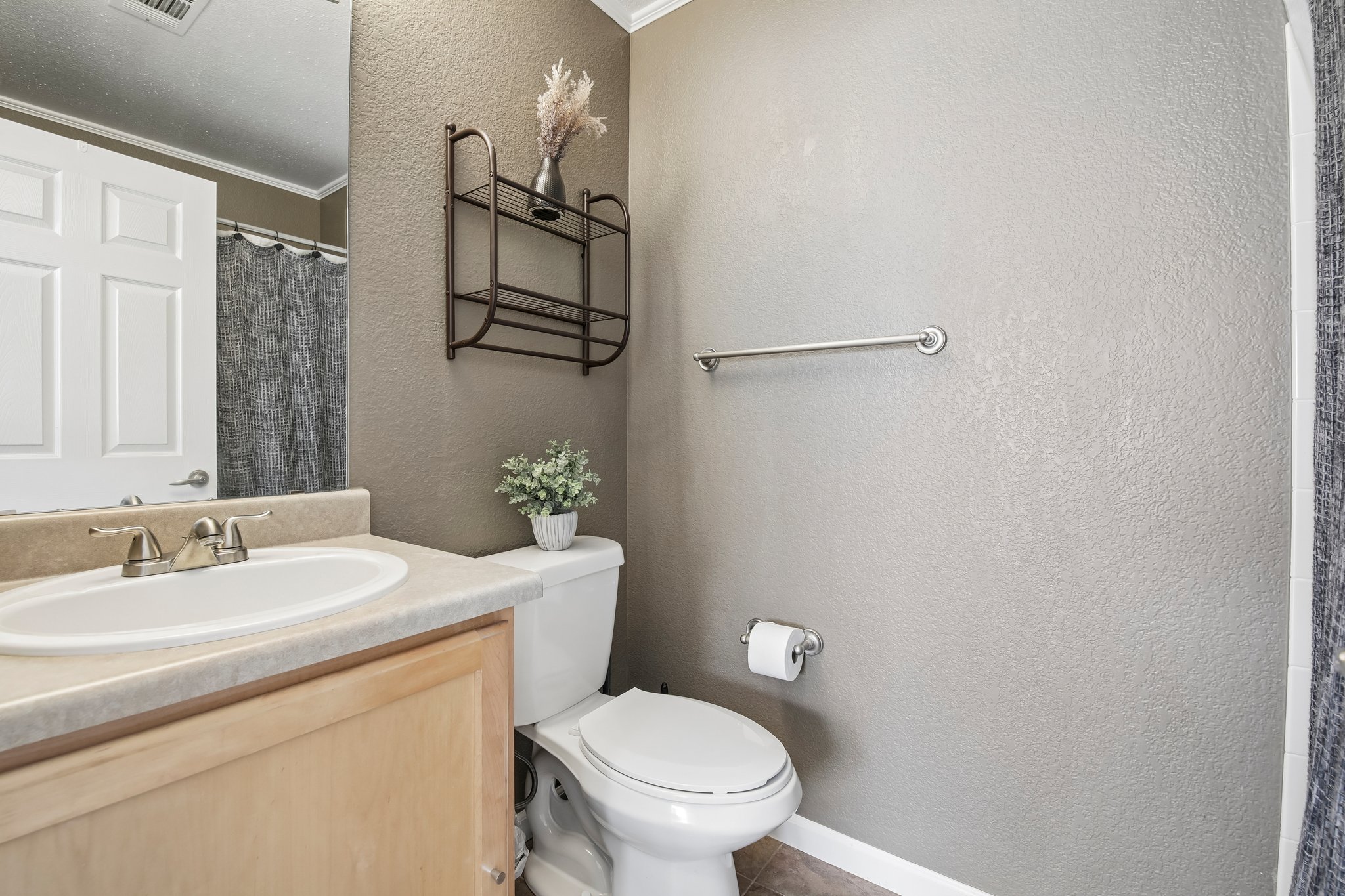 Full bathroom upstairs shared by secondary bedrooms