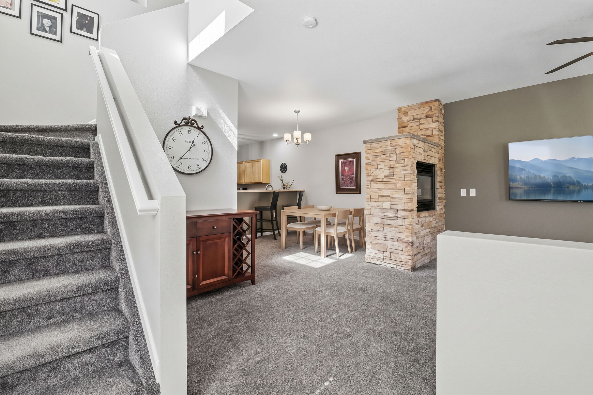 Entry way and open floor plan to family room, dining room and kitchen
