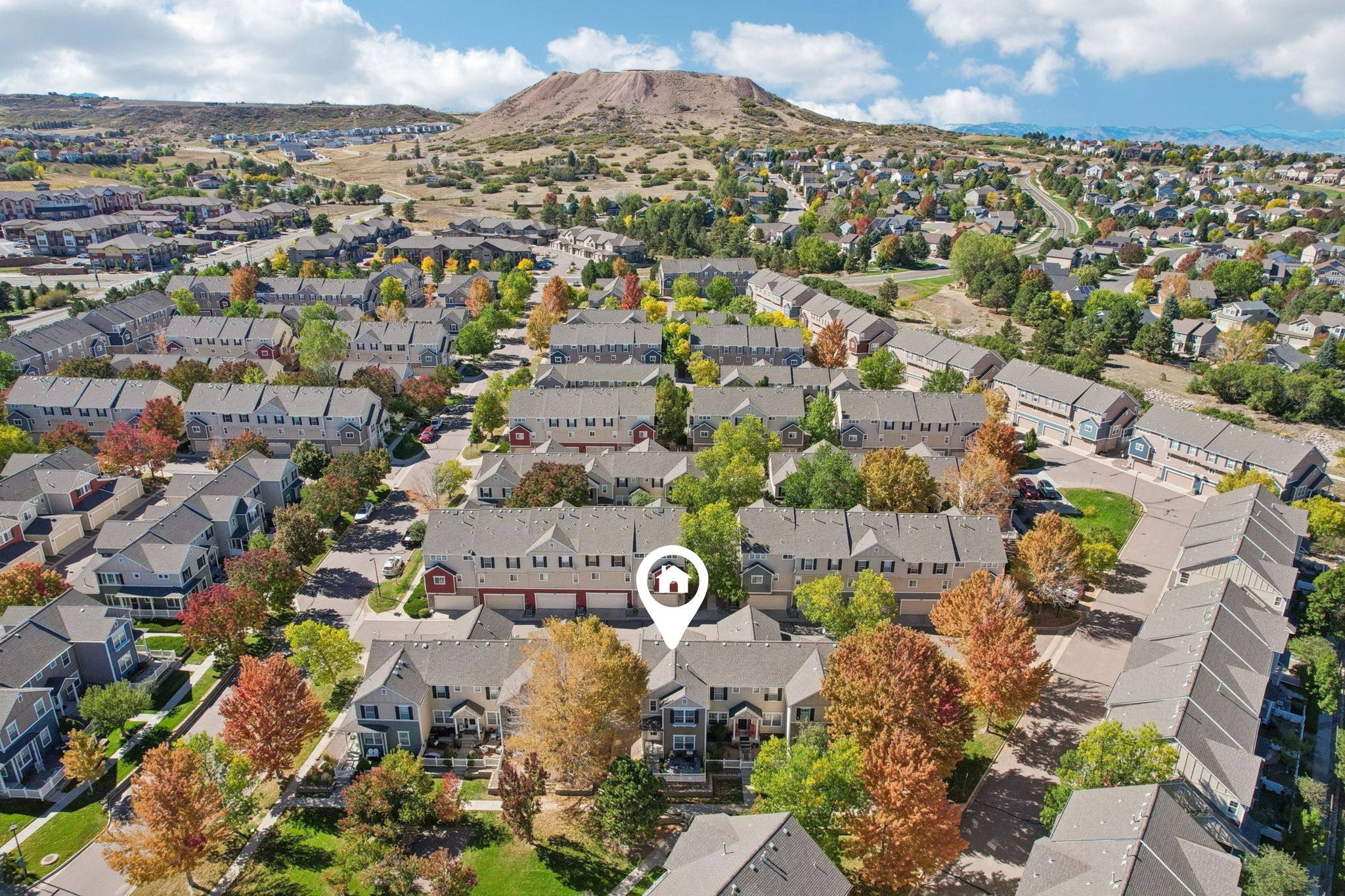 Great location for this townhome! Fronts to a park/greenbelt. Super quiet and no road noise, friendly neighbors!