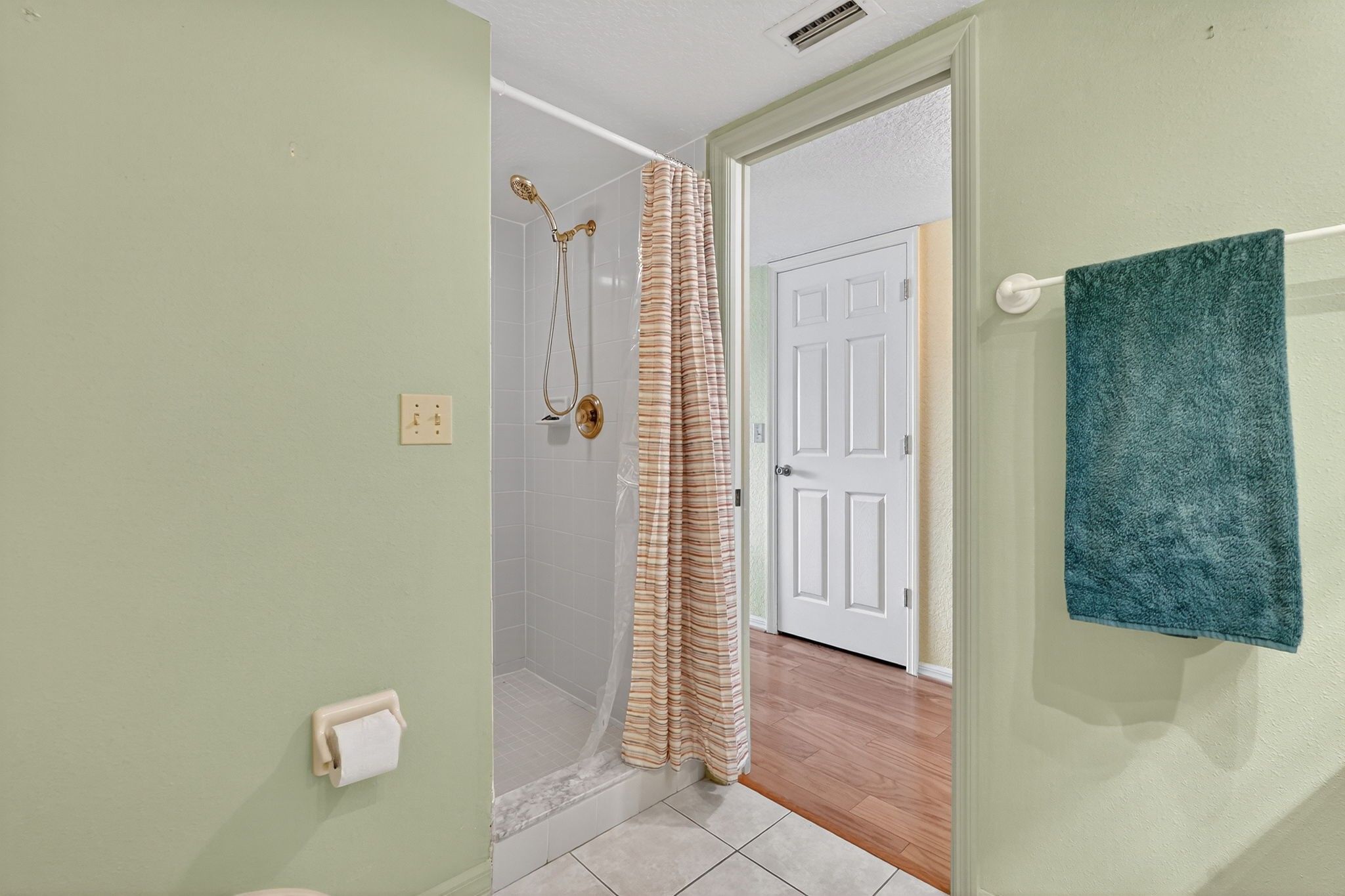 Waterfront Primary - Huge Walk in Shower