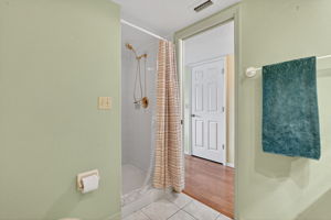 Waterfront Primary - Huge Walk in Shower