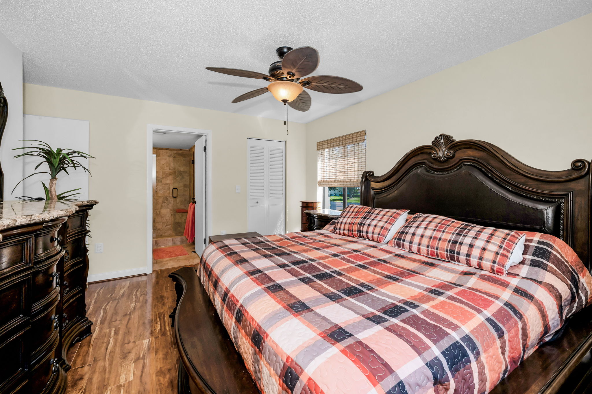 Primary Bedroom1e