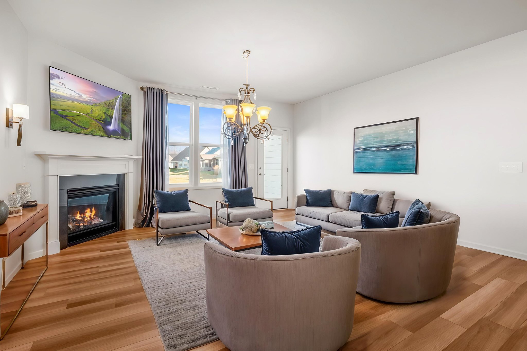 DSC01388-HDR virtually staged.jpeg