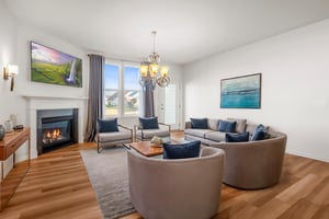 DSC01388-HDR virtually staged.jpeg