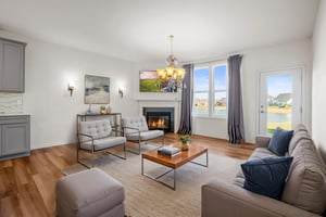 DSC01418-HDR virtually staged.jpeg