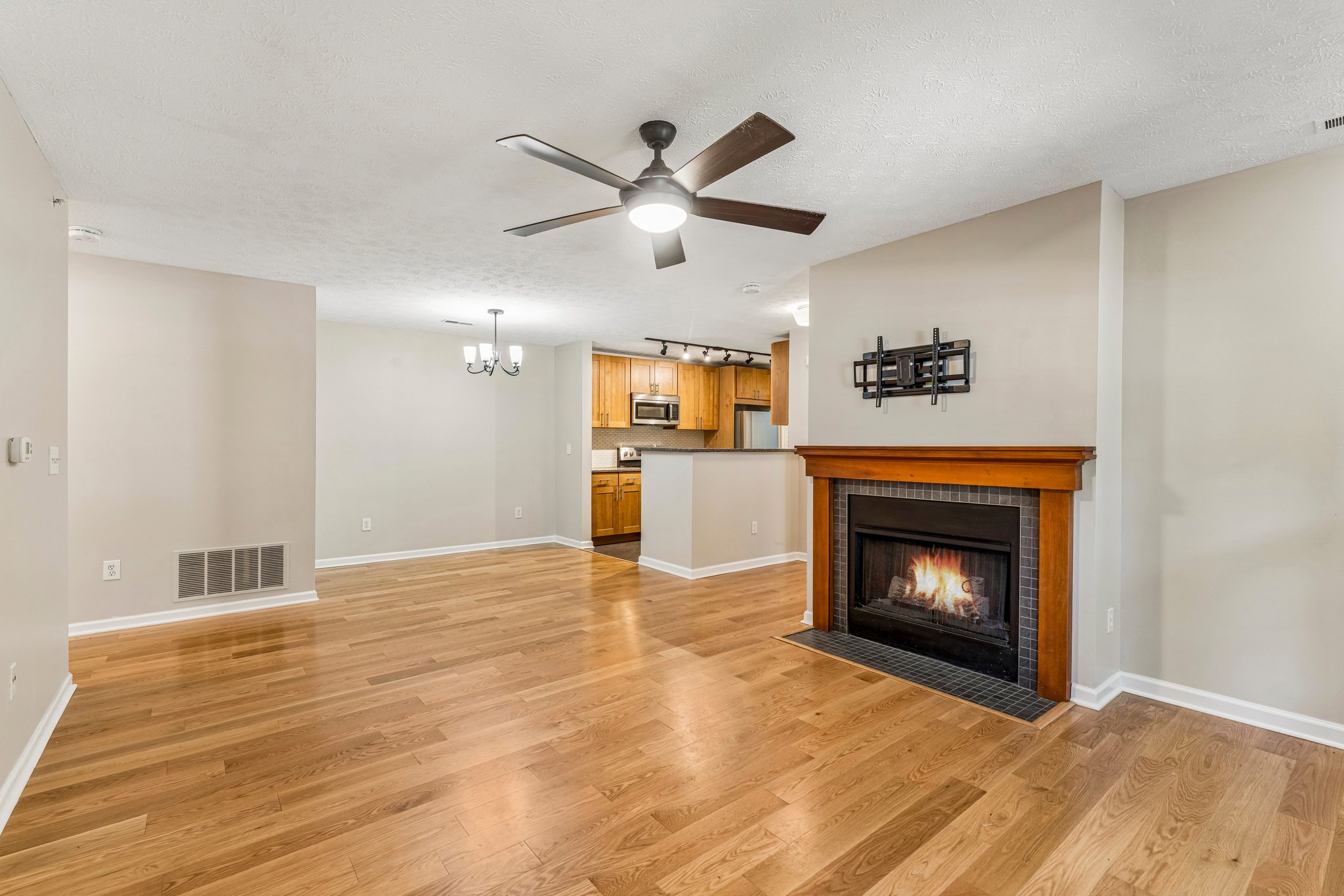 Lenox Dr 506-S0906-009.jpg